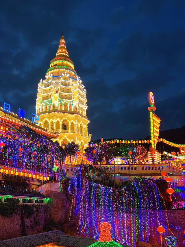 When tradition meets neon magic — Kek Lok Si lights up the New Year like no other!