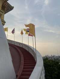 ชวนมาดูพระอาทิตย์ตกและไหว้พระกัน ที่วัดภูเขาทอง