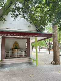 แวะสักการะ •ท้าวเวสสุวรรณ• แห่งวัดลาดบัวขาว