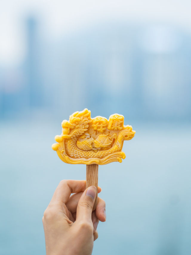 尖東星光大道一連9日，熱鬧狂歡🎉「龍舟嘉年華」  今年端午節相當好氣氛，尖東星光大道相當熱鬧，香港旅遊發展局喺尖東打造1連9日「龍舟嘉年華」，橫跨兩個週末，喺尖東以「龍舟美食街」打響頭炮，各式美食、