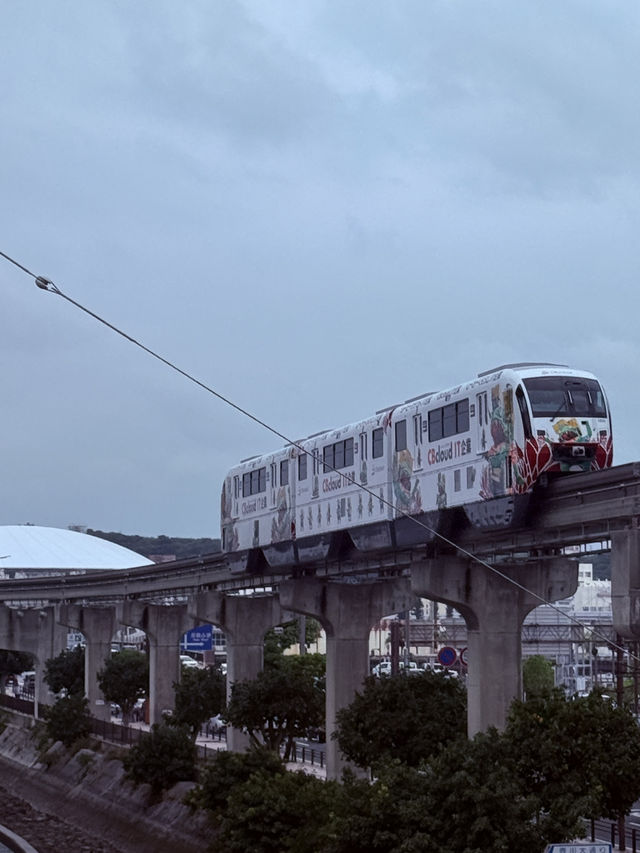 沖繩｜日本最西跟最南的鐵路 搭單軌ゆいレール寶可夢列車
