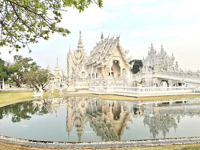 チェンライ旅行でアートと感動を！ホワイト・テンプルで特別な一枚を📷✨
