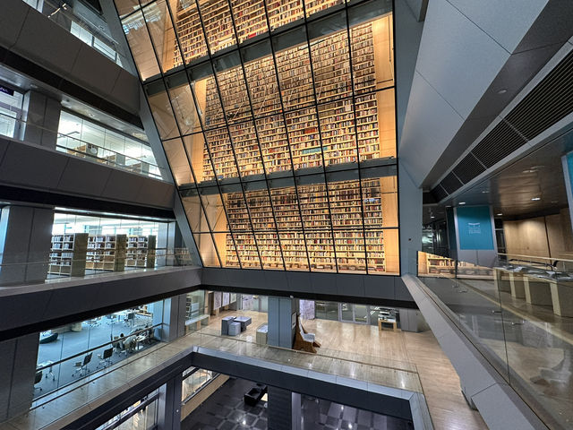 【ラトビア国立図書館｜静かに過ごせる現代建築と展望の空間】  美しい建物で感じる、文化と落ち着きのひととき