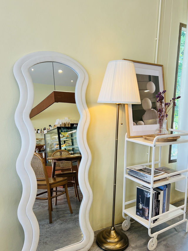 คาเฟ่สไตล์มินิมอล SUNNY RISE UP CAFE