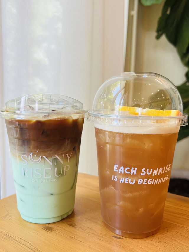 คาเฟ่สไตล์มินิมอล SUNNY RISE UP CAFE