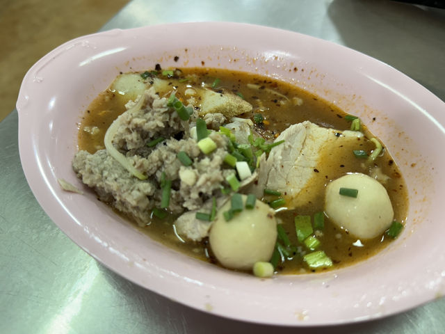 Bangkok’s Pork Noodle Gem: Rung Rueang Delivers Big on Flavor