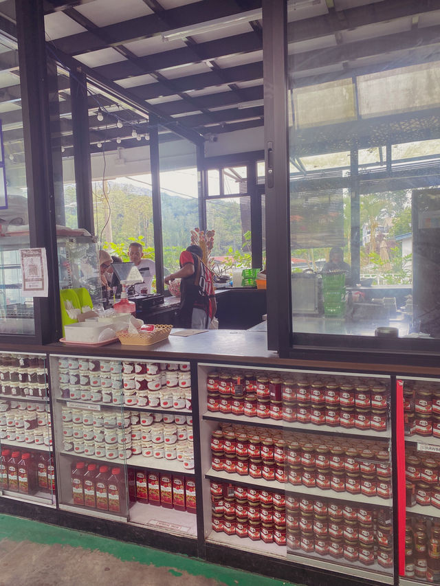 Scones, Sambal & Strawberries – Only at KHM! 🧇