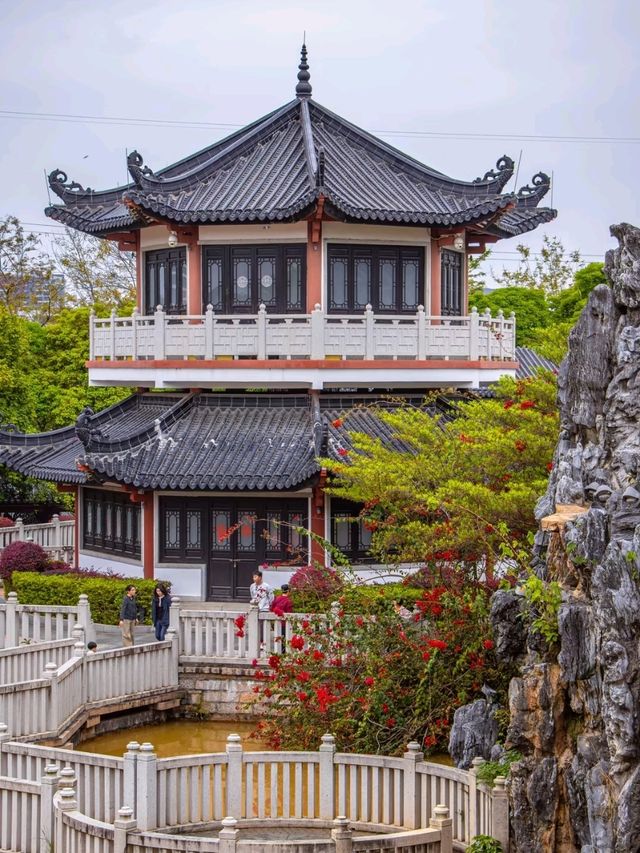 Waterfront Whispers – Lingnan Elegance Meets Lakeside Tranquility