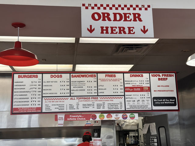 【Five Guys｜アメリカ発！選べるトッピングで自分だけの最強バーガー🍔】