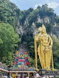 “Batu Caves: A Sacred Journey Just Outside Kuala Lumpur”🕌