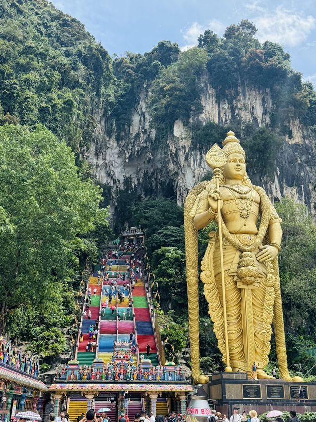 “Batu Caves: A Sacred Journey Just Outside Kuala Lumpur”🕌