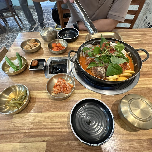 🔥「深夜不打烊，美味驚爆！濟州島24小時土豆排骨湯懸浮你味蕾！」 