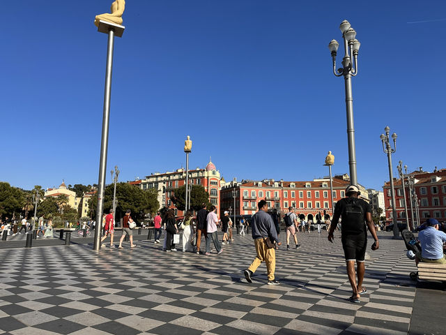 【マセナ広場（Place Masséna）｜ニースの“心臓”が揺れるモザイク広場】