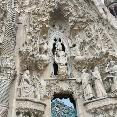 スペイン/バルセロナ】天へと伸びる尖塔に 祈りと芸術が宿る「サグラダ
