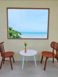 Skoop Beach Café Pattaya เป็นคาเฟ่ริมหาดแบบมินิมอล