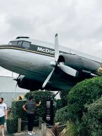 紐西蘭旅遊景點｜🍔 McDonald’s Taupō｜全球唯一「飛機艙」吃漢堡的麥當勞！ 