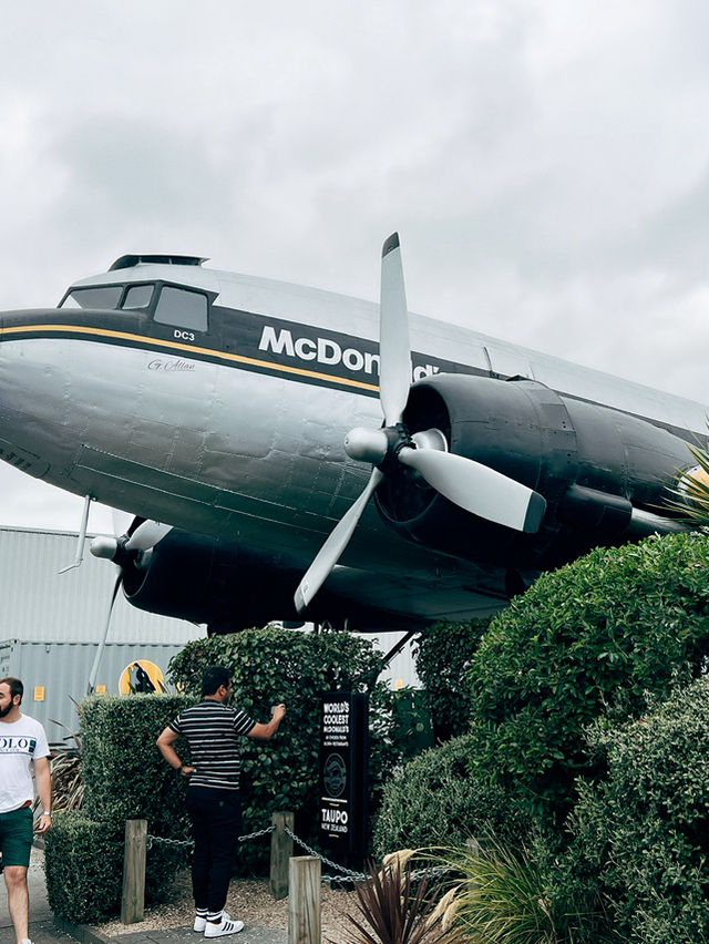 紐西蘭旅遊景點｜🍔 McDonald’s Taupō｜全球唯一「飛機艙」吃漢堡的麥當勞！ 