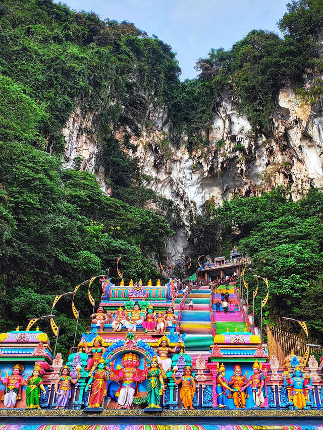 Batu Caves Temple: A Kaleidoscope of Culture and Cliffs