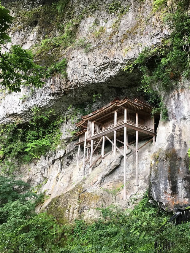 【断崖絶壁の国宝！三徳山投入堂で神秘の冒険旅⛰️】