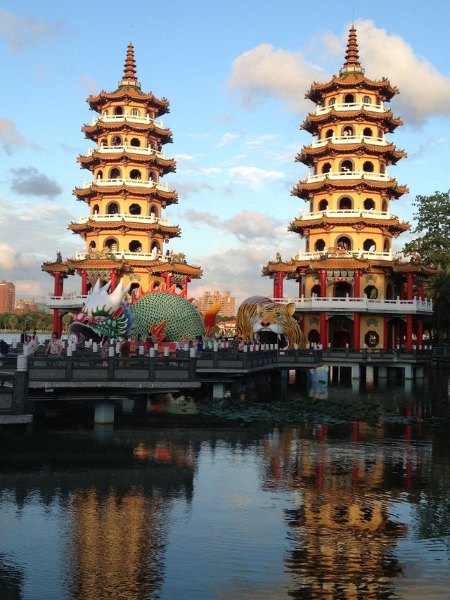 【龍虎塔／Dragon and Tiger Pagodas｜台湾“龍の口から入って、虎の口から出る⁉️ 開運スポット”】