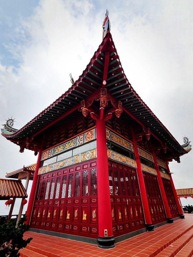 A Sacred Ascent – Chin Swee Caves Temple’s Majestic Buddha Temple
