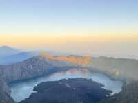 Mount Rinjani: Breathtaking Views, Unforgettable Sunrise, and Exhausted Legs! ⛰️🌅😅