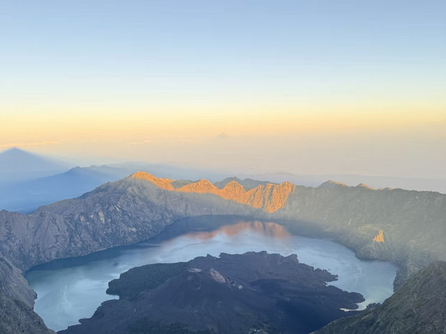 Mount Rinjani: Breathtaking Views, Unforgettable Sunrise, and Exhausted Legs! ⛰️🌅😅