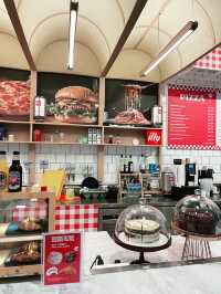 Lulu’s Deli – A Charming Pizza & Dessert Haven