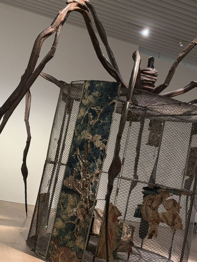 🕷  六本木の空に浮かぶ「ママン」──ルイーズ・ブルジョワ展で心の奥に触れる　東京　森美術館来訪