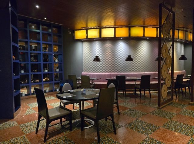 THE GOVERNOR'S 🍺🍻 BAR AND RESTAURANT