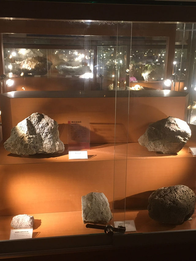 台南博物館探索岩石奧秘🪨   台南博物館探索岩石奧秘🪨