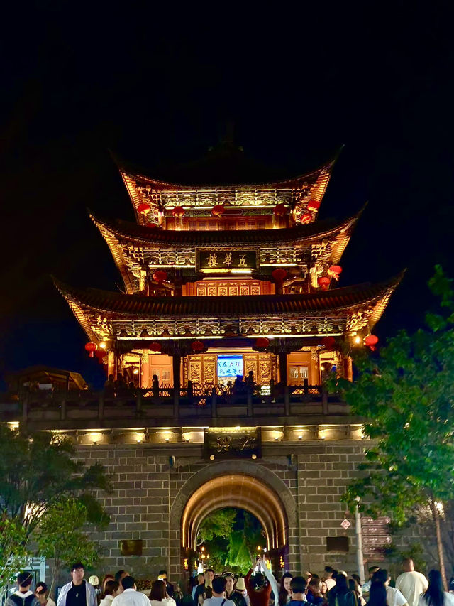 Dali's Magic: From Illuminated Nights to Tranquil Mornings at Erhai Lake( Spring Edition)