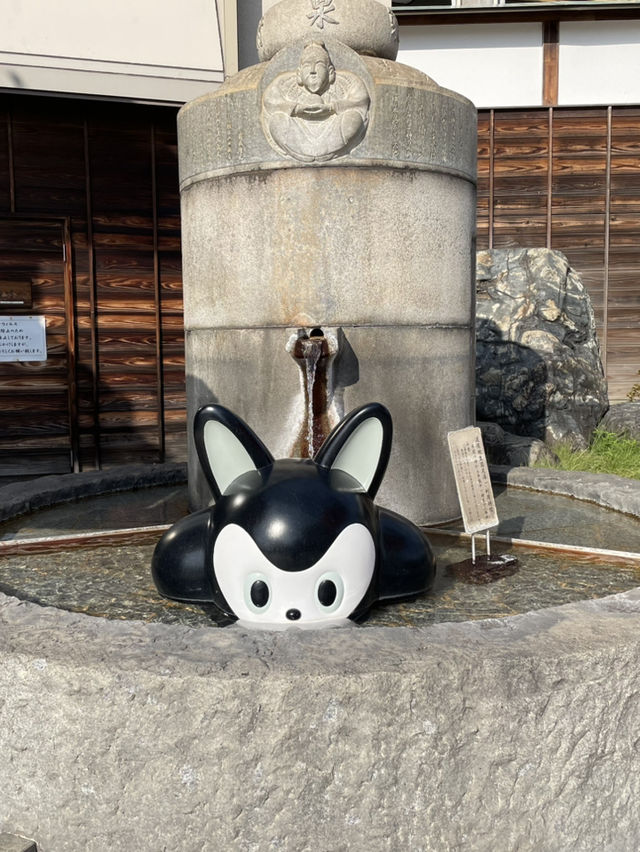 坊ちゃんのキャラクターのショー 道後温泉 放生園のシンボル
