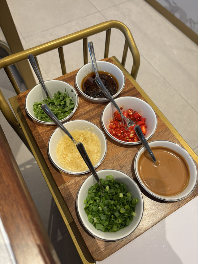 朝天門滾滾紅油美食靚景：享受101樓高空非遺火鍋