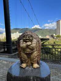 温泉街と鬼怒川を一望できる橋