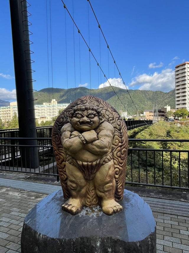 温泉街と鬼怒川を一望できる橋
