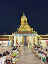 ตักบาตรรับอรุณ ณ วัดพระใหญ่ เมืองสองแคว 🙏