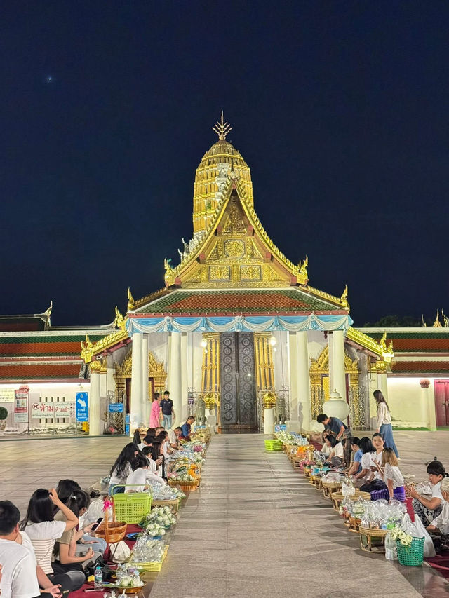 ตักบาตรรับอรุณ ณ วัดพระใหญ่ เมืองสองแคว 🙏