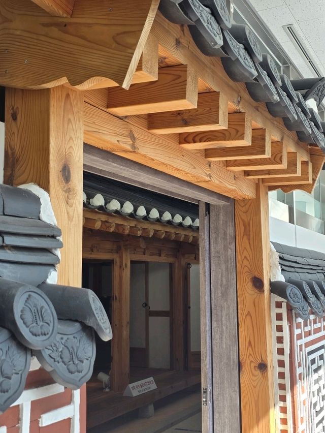 🏠 시간 속으로 들어간 듯한 전통한옥 전시