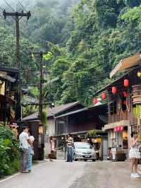 หมู่บ้านเล็กๆที่รายล้อมไปด้วยธรรมชาติสีเขียว