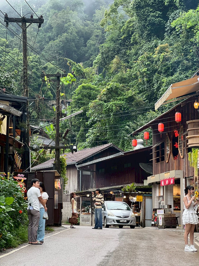 หมู่บ้านเล็กๆที่รายล้อมไปด้วยธรรมชาติสีเขียว หมู่บ้านเล็กๆที่รายล้อมไปด้วยธรรมชาติสีเขียว