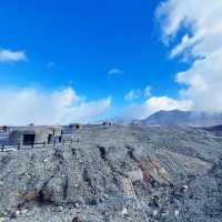 🌋💨阿蘇火山超震撼!近距離看火山口冒煙,這畫面真的美到窒息!💨🌋