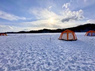 สนุกฤดูหนาวบนผืนน้ำที่ปกคลุมด้วยน้ำแข็ง: การตกปลาบนน้ำแข็งที่ทะเลสาบอาบาชิริ