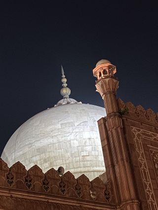 Scorching Hot Lahore: Is It Worth Braving 45°C Heat to Step Into the Badshahi Mosque? The Honest Truth: Please Do.