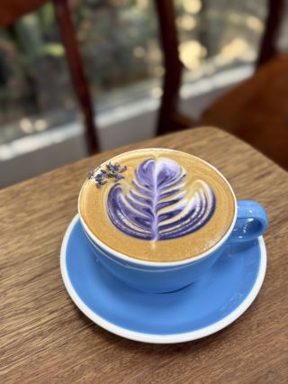 一點花、一杯咖啡、一份寧靜 