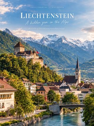 🇱🇮✨ ลิกเตนสไตน์ (Liechtenstein) — อัญมณีเม็ดงามแห่งเทือกเขาแอลป์

ท่ามกลางขุนเขาสูงใหญ่และทิวทัศน์อันงดงามของยุโรปกลาง มีประเทศเล็ก ๆ ที่ซ่อนเสน่ห์ไว้อย่างน่าหลงใหล นั่นคือ ลิกเตนสไตน์ ประเทศขนาดจิ๋วที่เปี่ยมไปด้วยความสง่างาม โอบล้อมด้วยเทือกเขาแอลป์สีเขียวขจี หมู่บ้านแสนสงบ และปราสาทเก่าแก่ที่ตั้งตระหง่านเหนือหุบเขา

🏰 วาดุซ (Vaduz) เมืองหลวงอันเงียบสงบ เป็นจุดหมายที่ชวนให้หลงรักด้วยสถาปัตยกรรมอันมีเอกลักษณ์ ถนนสะอาดเรียบง่าย และปราสาทวาดุซที่ตั้งอยู่บนเนินเขา ราวกับภาพจากเทพนิยาย แม้ตัวปราสาทจะไม่เปิดให้เข้าชมภายใน แต่ทัศนียภาพโดยรอบก็งดงามจนยากจะละสายตา

🏔️ สำหรับผู้ที่หลงใหลธรรมชาติ ลิกเตนสไตน์มอบทัศนียภาพที่เปลี่ยนไปตามฤดูกาล ตั้งแต่ทุ่งหญ้าสีเขียวในฤดูร้อน ไปจนถึงยอดเขาที่ปกคลุมด้วยหิมะในฤดูหนาว โดยเฉพาะบริเวณ มัลบุน (Malbun) หมู่บ้านกลางหุบเขาที่เหมาะสำหรับการเดินป่า พักผ่อนท่ามกลางธรรมชาติ และสัมผัสบรรยากาศของเทือกเขาแอลป์อย่างใกล้ชิด

🤍 เสน่ห์ของลิกเตนสไตน์ไม่ได้อยู่ที่ความยิ่งใหญ่ แต่อยู่ในความเรียบง่ายที่งดงาม ทุกมุมเมืองให้ความรู้สึกสงบ ราวกับเวลาเดินช้าลง เปิดโอกาสให้เราได้ชื่นชมภูเขา สถาปัตยกรรม และวิถีชีวิตอันละเมียดละไม โดยไม่ต้องเร่งรีบไปตามจังหวะของโลกภายนอก

หากกำลังมองหาจุดหมายปลายทางที่แตกต่างจากเมืองใหญ่ในยุโรป ลิกเตนสไตน์คือประเทศเล็ก ๆ ที่ควรค่าแก่การเดินทางไปสัมผัสสักครั้ง เพราะบางครั้งความสุขของการเดินทาง ก็ไม่ใช่การได้เห็นสิ่งที่ยิ่งใหญ่ที่สุด แต่คือการได้พบสถานที่ที่ทำให้หัวใจสงบและจดจำไปอีกนาน 🏔️✨

#Liechtenstein #Vaduz #เที่ยวรอบโลก #ยุโรป