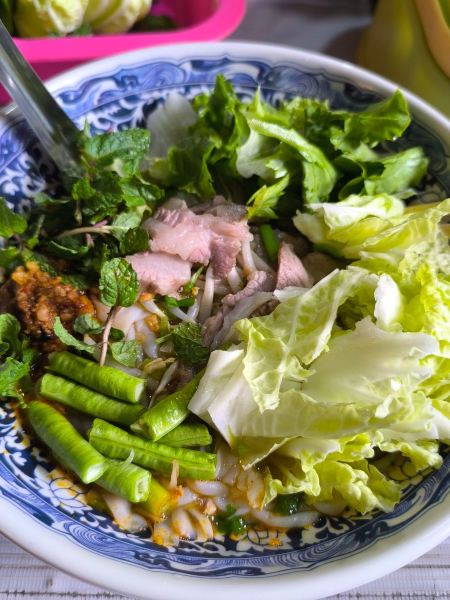 [Oudomxay Market Eats] The Ultimate Breakfast at the Local Market! Savoring Chewy Noodles and Fresh Herbs in Laos