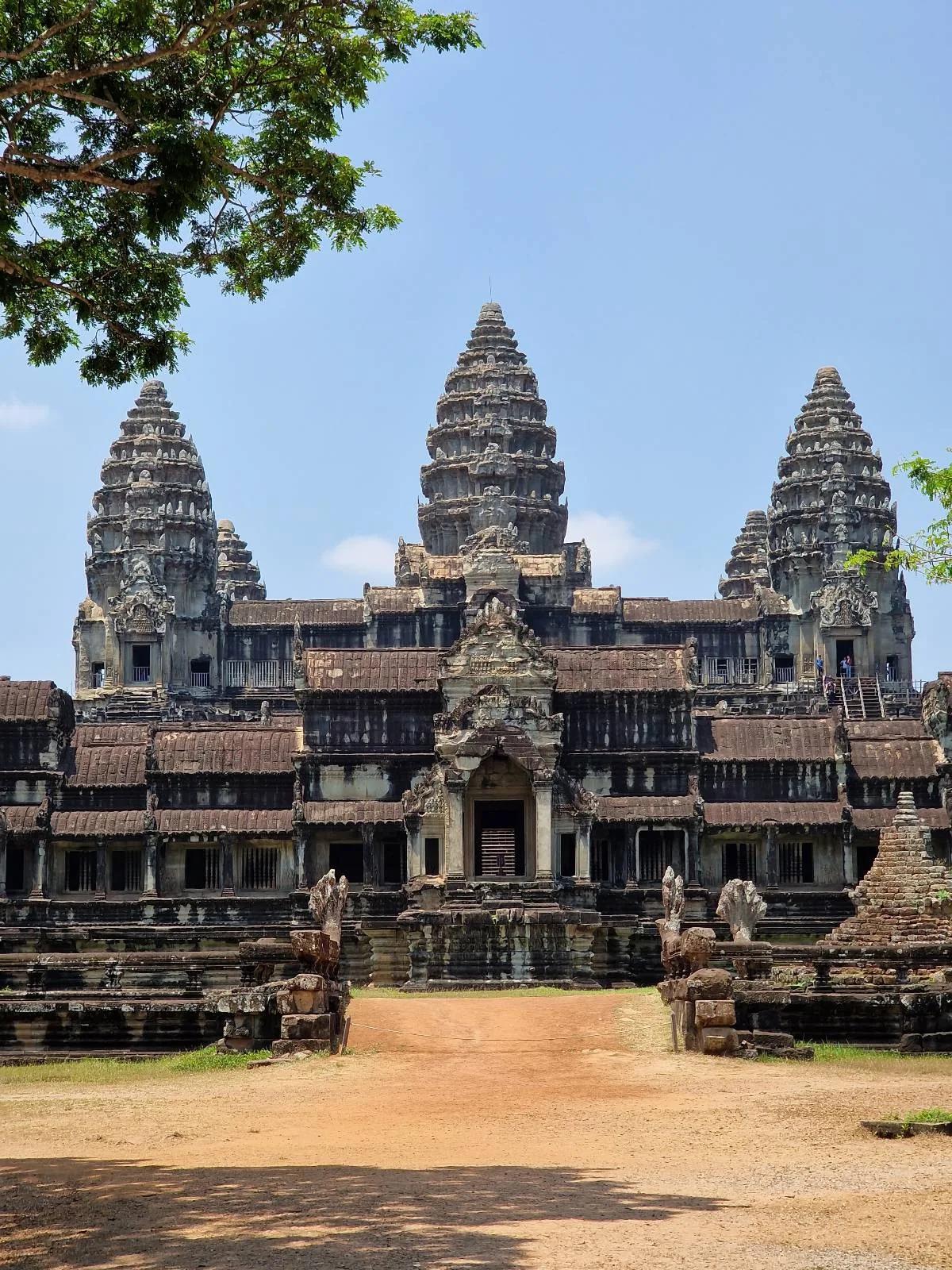 Angkor Wat: Khmer Architecture, Bas-Reliefs, and Sacred Caldrons!