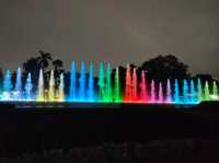  Beautiful park woven with water and light 