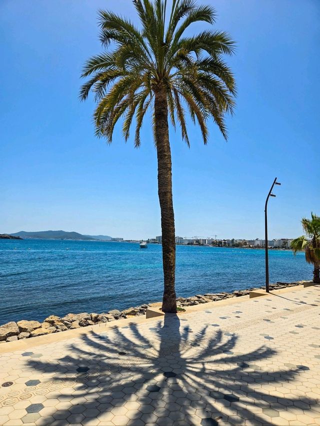 🍊💦 Aperol in hand, toes in the pool, sea in sight — living my Mediterranean fantasy 🧡🌊🍹
